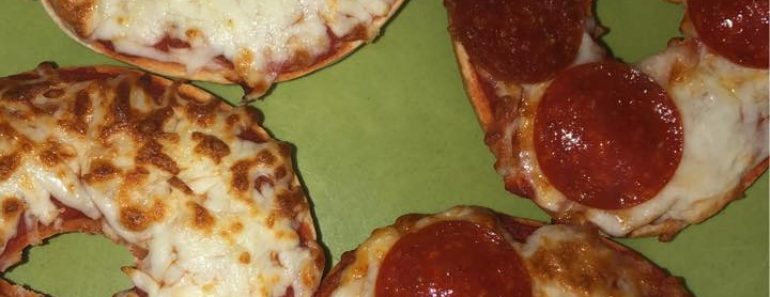 Air fryer bagel pizza